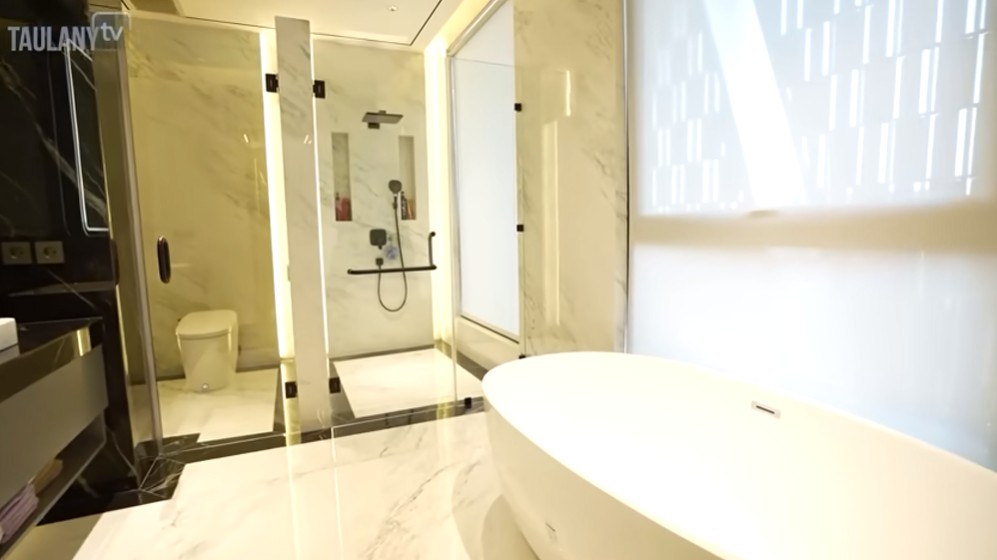 Jadi anggota DPR punya rumah Rp50 M, 9 potret kamar mandi Verrell Bramasta ini unik ada TV