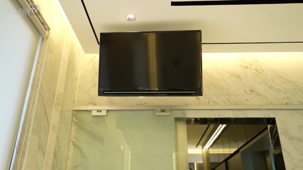 Jadi anggota DPR punya rumah Rp50 M, 9 potret kamar mandi Verrell Bramasta ini unik ada TV