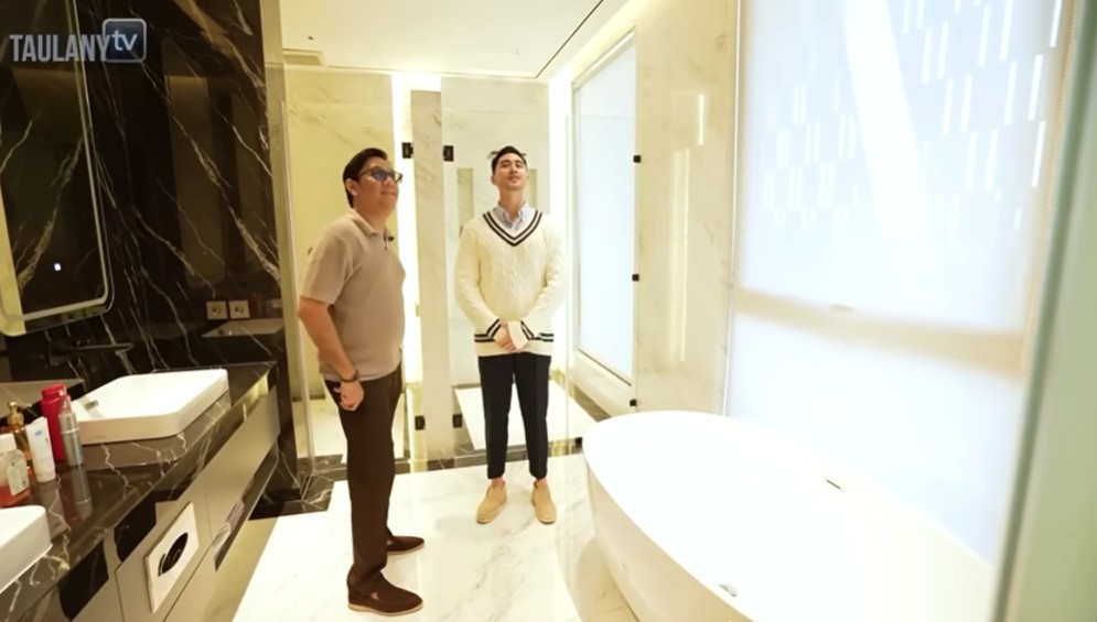 Jadi anggota DPR punya rumah Rp50 M, 9 potret kamar mandi Verrell Bramasta ini unik ada TV
