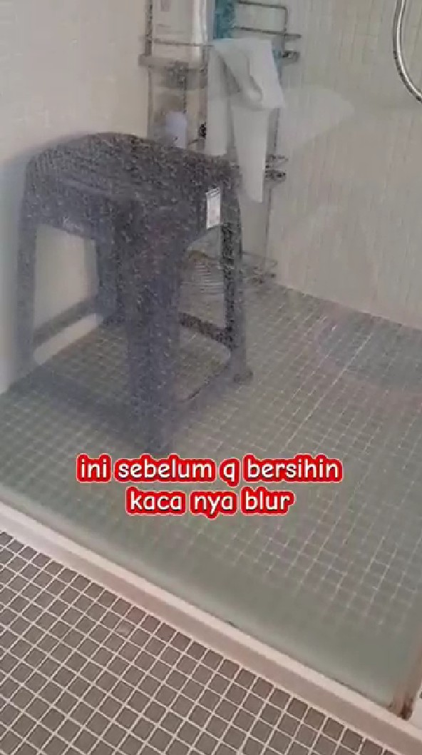 Trik hilangkan noda jamur pada kaca kamar mandi cuma butuh 1 jam, auto kinclong pakai 1 bahan dapur