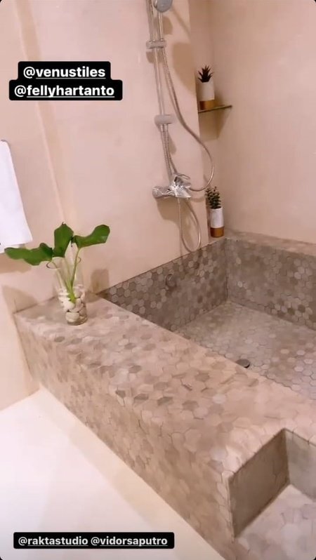 8 Potret kamar mandi Cut Meyriska dan Roger Danuarta, estetik bak pemandian Jepang, view kolam renang