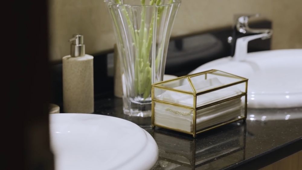 8 Potret kamar mandi Cut Meyriska dan Roger Danuarta, estetik bak pemandian Jepang, view kolam renang