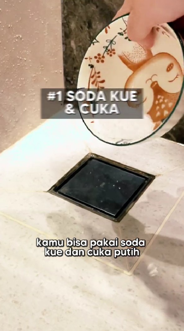 Tanpa pakai soda api, ini trik hilangkan bau got di saluran air kamar mandi cuma modal 2 bahan dapur