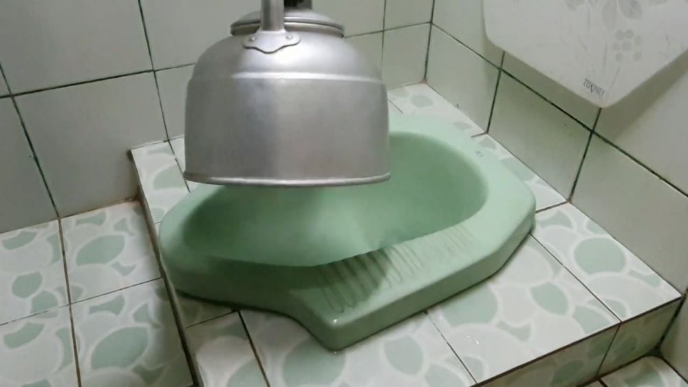Trik bersihkan kerak kloset kamar mandi agar kinclong dan kesat tanpa disikat, pakai 2 bahan dapur