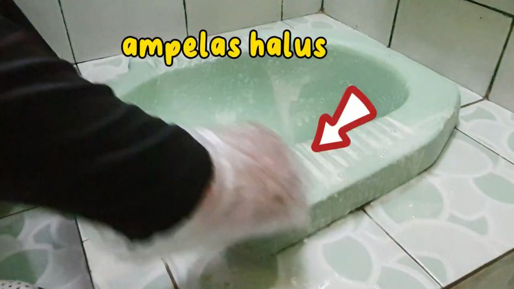 Trik bersihkan kerak kloset kamar mandi agar kinclong dan kesat tanpa disikat, pakai 2 bahan dapur