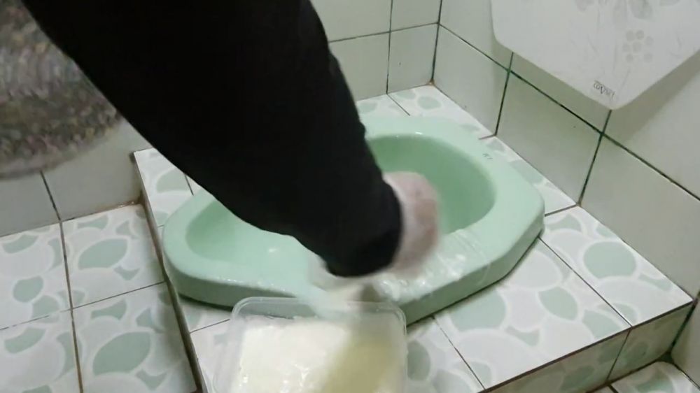 Trik bersihkan kerak kloset kamar mandi agar kinclong dan kesat tanpa disikat, pakai 2 bahan dapur