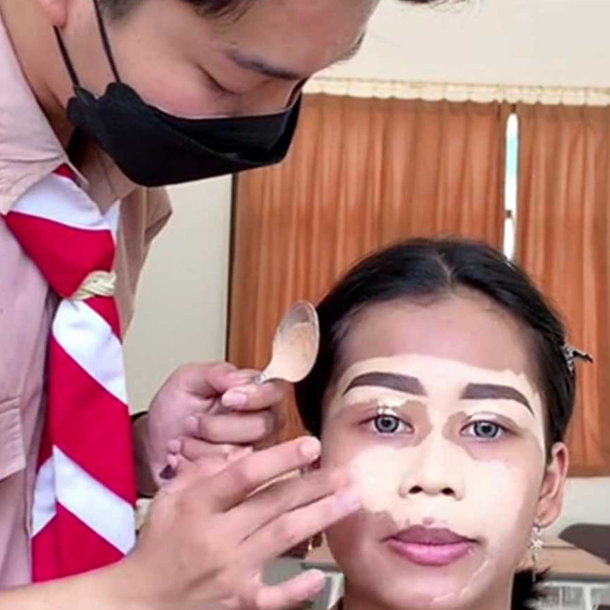 Skill makeup-nya bak MUA profesional, potret pelajar SMA dirias teman prianya ini bikin cewek iri