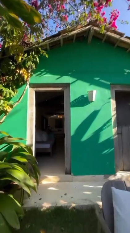 Terlihat seperti gudang, rumah kecil warna hijau ini punya interior cozy bak vila, intip 9 potretnya