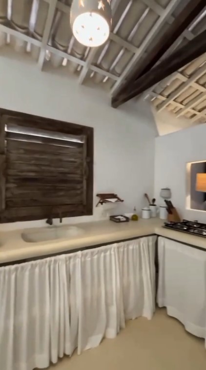 Terlihat seperti gudang, rumah kecil warna hijau ini punya interior cozy bak vila, intip 9 potretnya