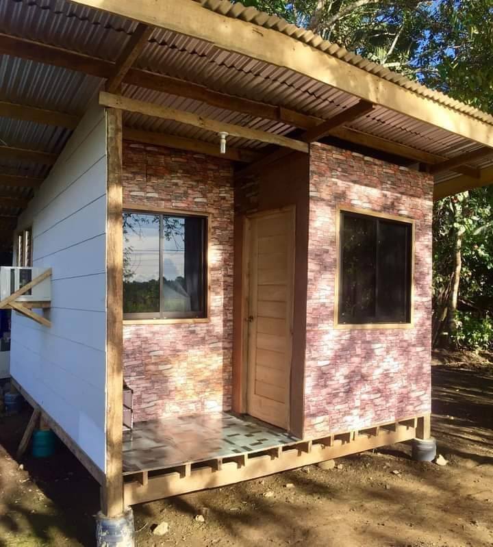 Dari luar tampak sederhana, rumah triplek atap seng ini interiornya bak vila, intip 9 potretnya