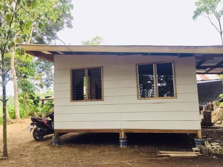 Dari luar tampak sederhana, rumah triplek atap seng ini interiornya bak vila, intip 9 potretnya