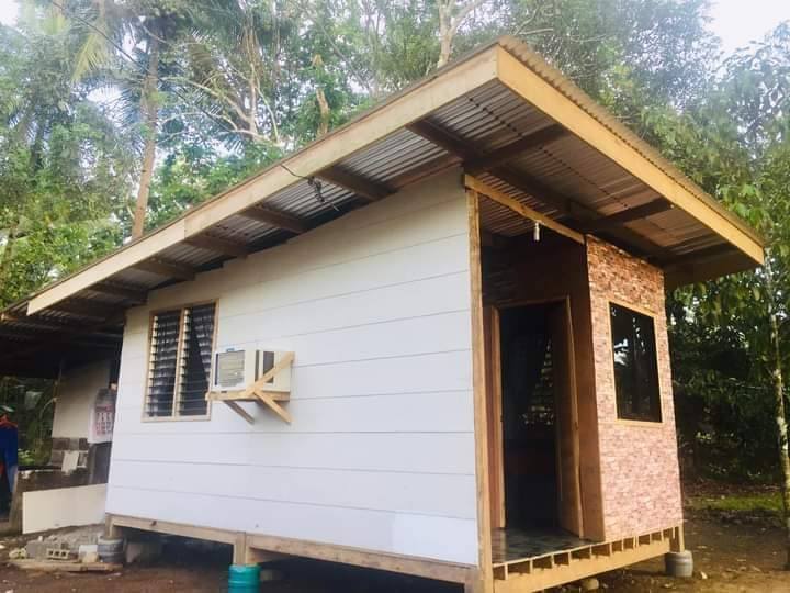 Dari luar tampak sederhana, rumah triplek atap seng ini interiornya bak vila, intip 9 potretnya