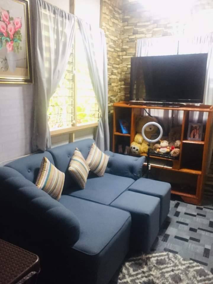 Dari luar tampak sederhana, rumah triplek atap seng ini interiornya bak vila, intip 9 potretnya