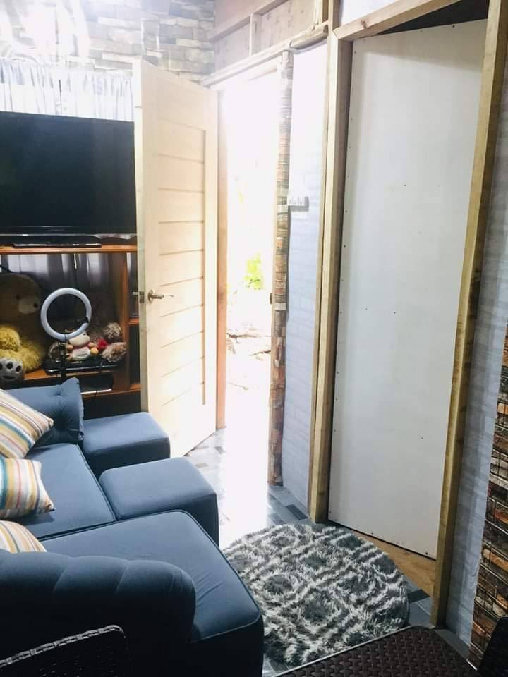 Dari luar tampak sederhana, rumah triplek atap seng ini interiornya bak vila, intip 9 potretnya