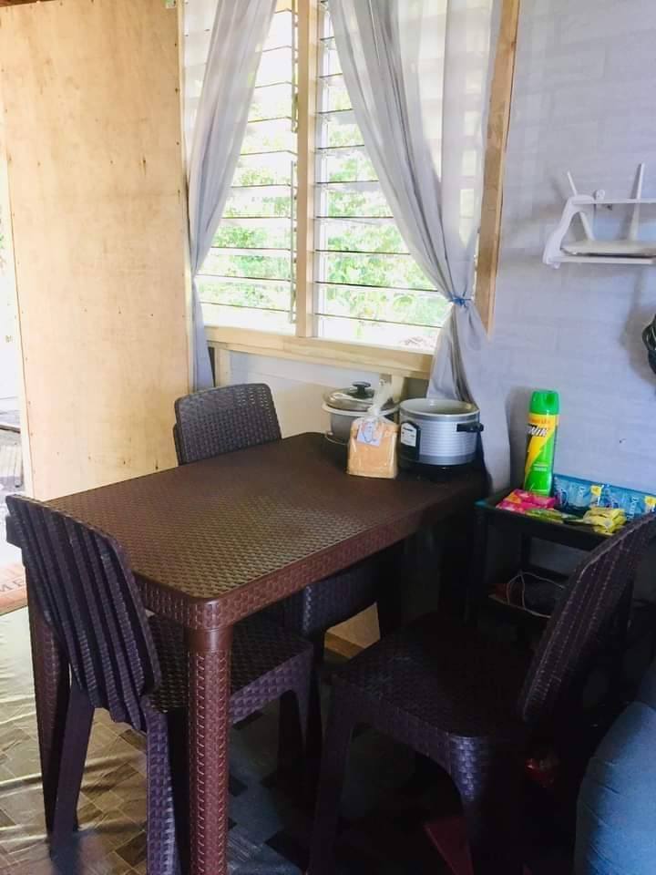 Dari luar tampak sederhana, rumah triplek atap seng ini interiornya bak vila, intip 9 potretnya
