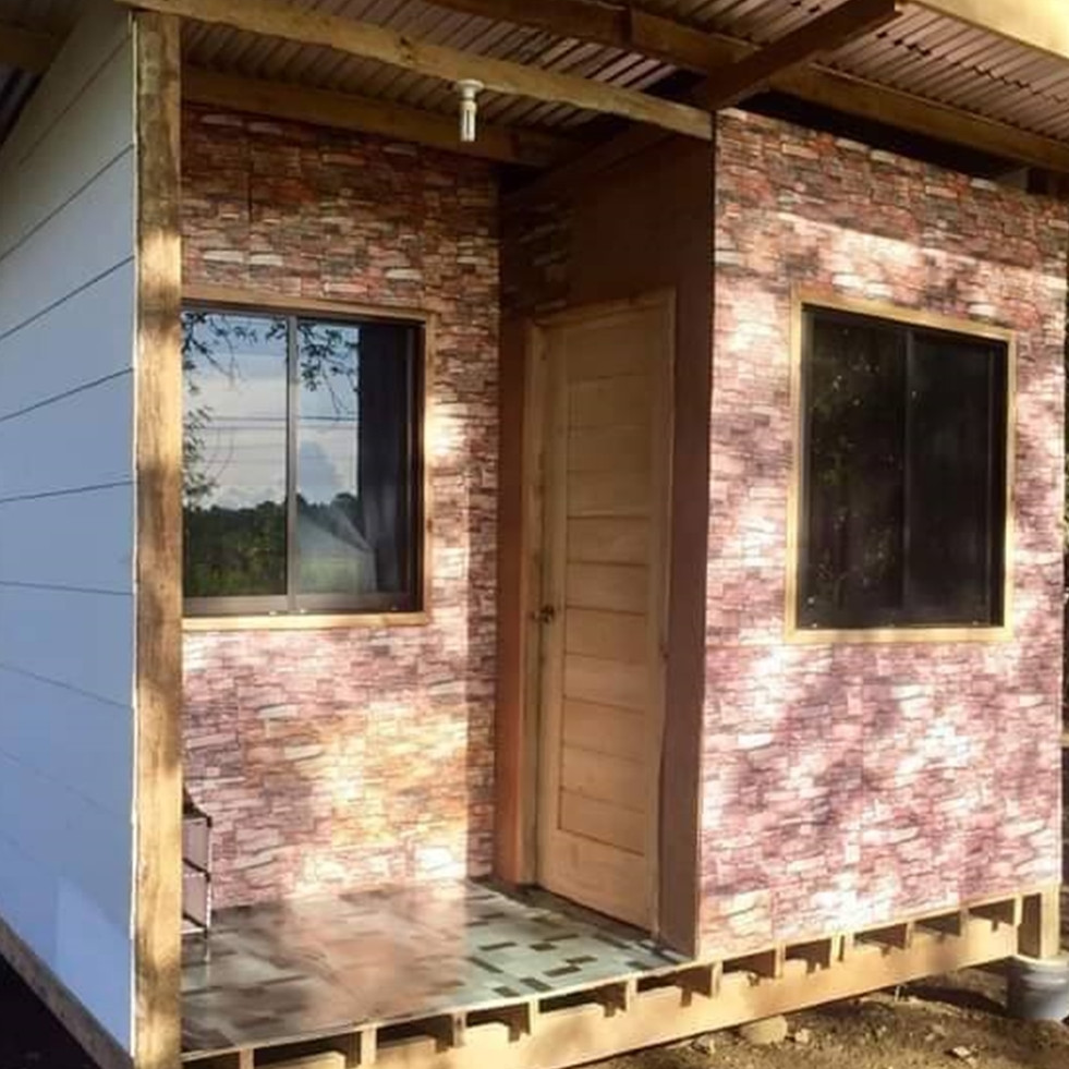 Dari luar tampak sederhana, rumah triplek atap seng ini interiornya bak vila, intip 9 potretnya