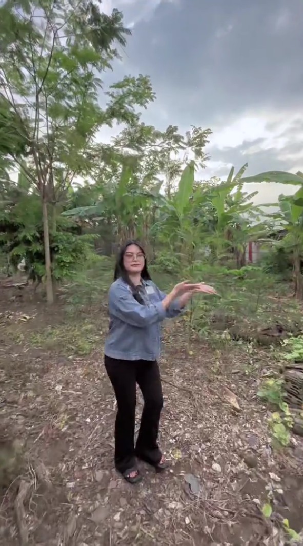 Wanita ini spill penampakan rumah neneknya, 11 potretnya meski sederhana luasnya setara satu komplek