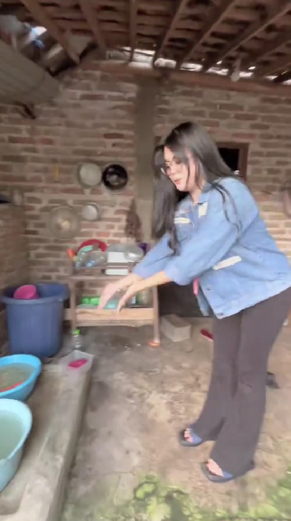 Wanita ini spill penampakan rumah neneknya, 11 potretnya meski sederhana luasnya setara satu komplek