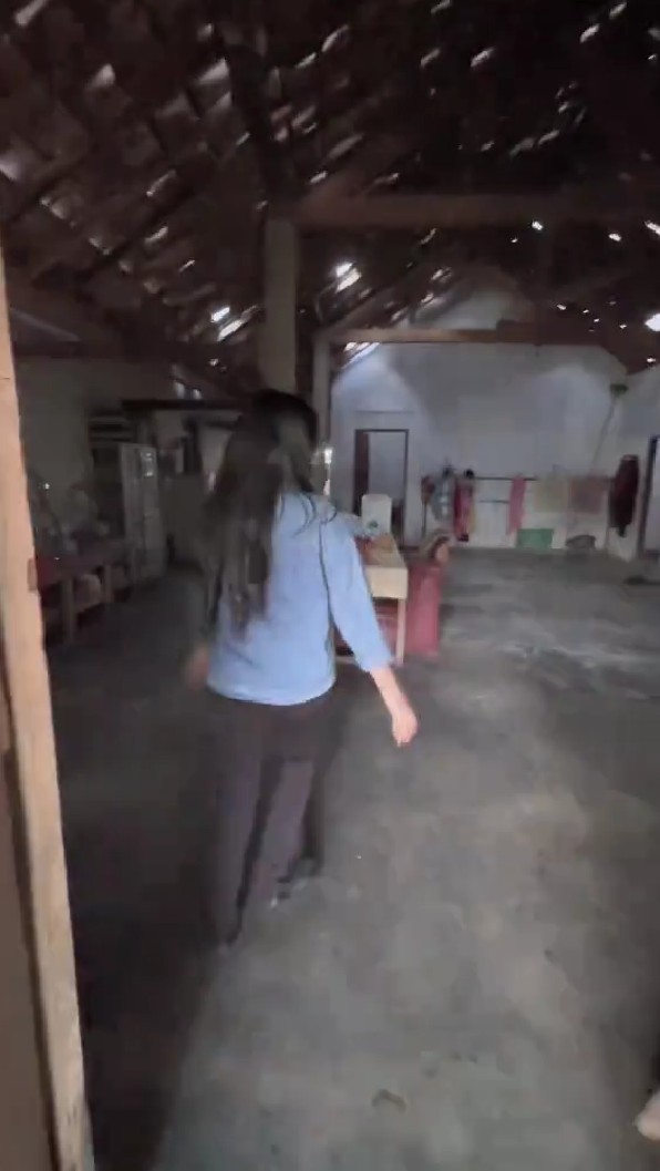 Wanita ini spill penampakan rumah neneknya, 11 potretnya meski sederhana luasnya setara satu komplek