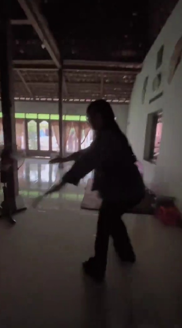 Wanita ini spill penampakan rumah neneknya, 11 potretnya meski sederhana luasnya setara satu komplek