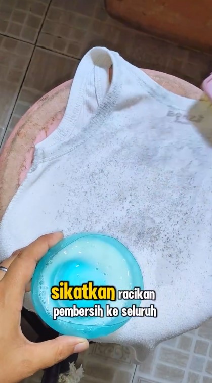 Trik ampuh hilangkan bintik hitam jamur pakaian tanpa dikucek, gunakan 1 bahan dapur noda auto enyah