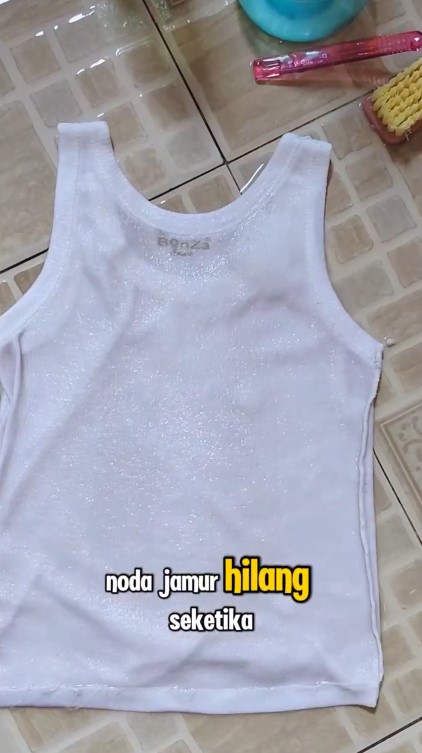 Trik ampuh hilangkan bintik hitam jamur pakaian tanpa dikucek, gunakan 1 bahan dapur noda auto enyah