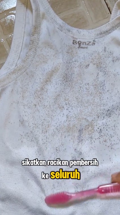 Trik ampuh hilangkan bintik hitam jamur pakaian tanpa dikucek, gunakan 1 bahan dapur noda auto enyah