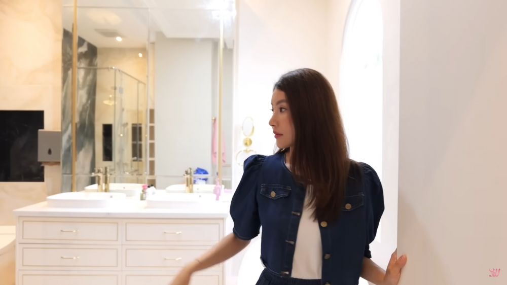 Rumah barunya ditaksir Rp80 M, 9 potret kamar mandi Sarwendah fasilitasnya canggih, toiletnya otomatis