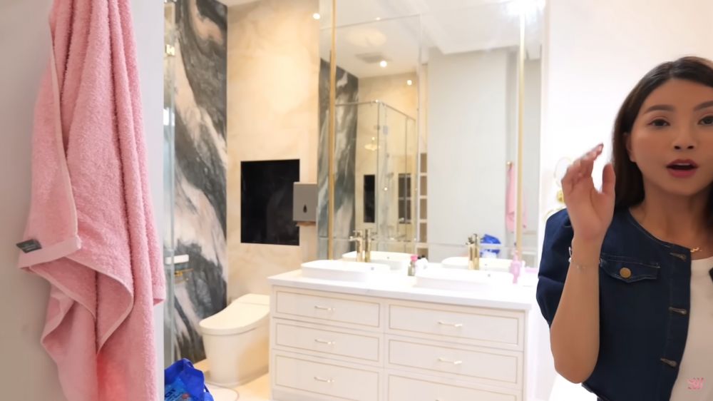 Rumah barunya ditaksir Rp80 M, 9 potret kamar mandi Sarwendah fasilitasnya canggih, toiletnya otomatis