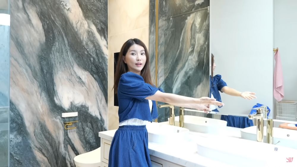 Rumah barunya ditaksir Rp80 M, 9 potret kamar mandi Sarwendah fasilitasnya canggih, toiletnya otomatis