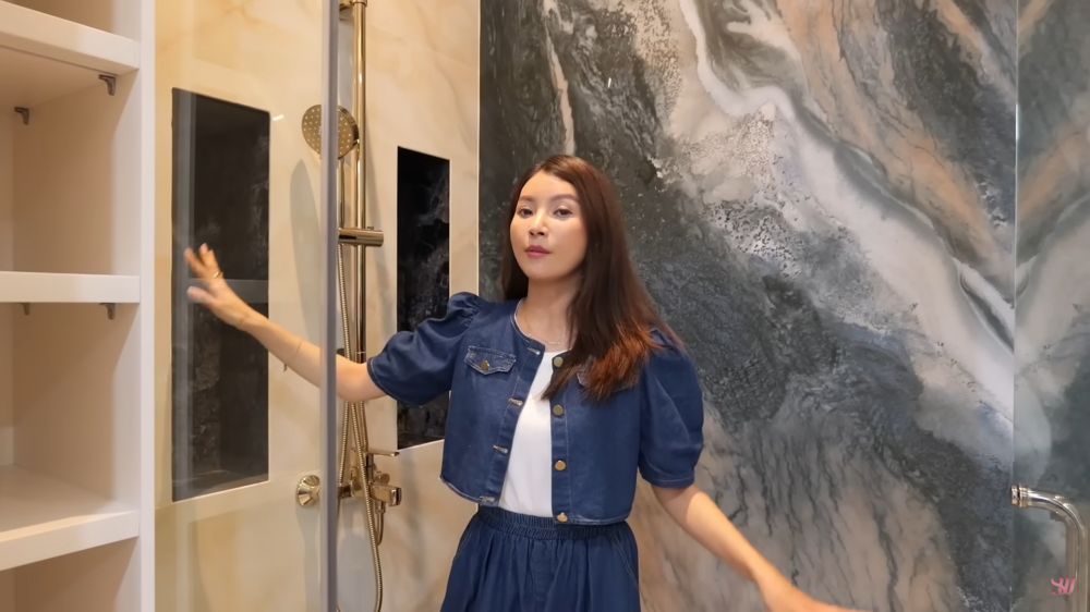 Rumah barunya ditaksir Rp80 M, 9 potret kamar mandi Sarwendah fasilitasnya canggih, toiletnya otomatis