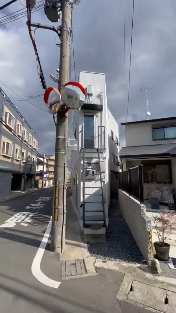 Lebar fasadnya cuma 1 meter, 9 potret rumah tipis ini interiornya cocok buat kaum introvert