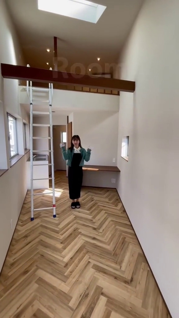 Lebar fasadnya cuma 1 meter, 9 potret rumah tipis ini interiornya cocok buat kaum introvert