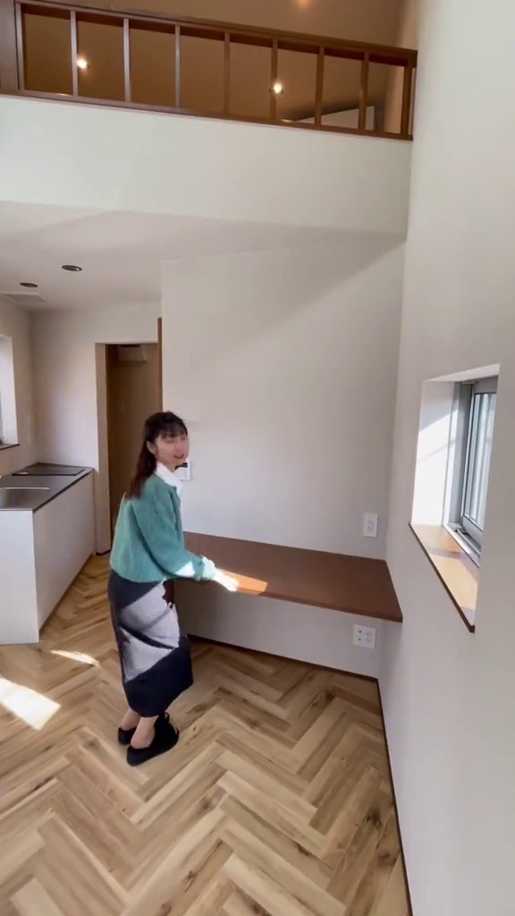 Lebar fasadnya cuma 1 meter, 9 potret rumah tipis ini interiornya cocok buat kaum introvert