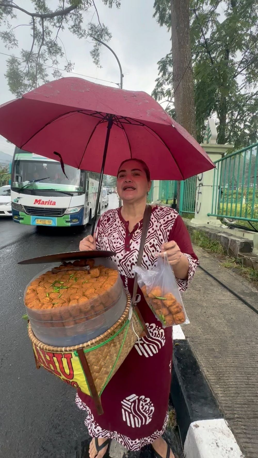 Gadis ditaksir Dono di Warkop DKI kini jualan tahu Sumedang pinggir jalan, intip potret terbarunya