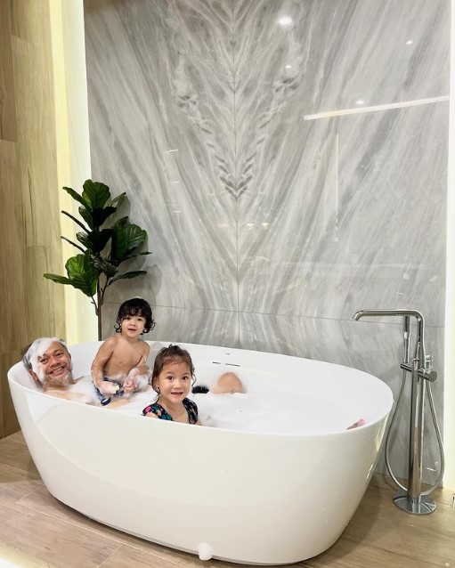 Mona Ratuliu huni rumah ala resort Bali, bisa healing tiap hari, kamar mandinya estetik, 9 potretnya