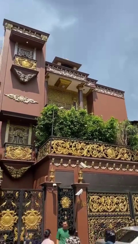 Viral rumah Mak Nonon juragan kayu mantan perias mayat yang bernuansa emas, menyala pol, 9 potretnya