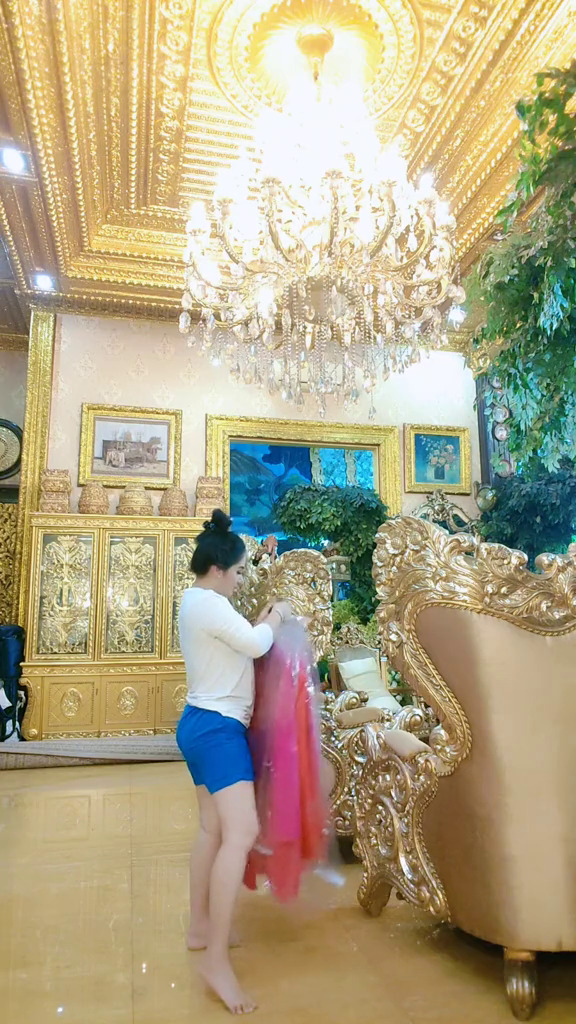 Viral rumah Mak Nonon juragan kayu mantan perias mayat yang bernuansa emas, menyala pol, 9 potretnya