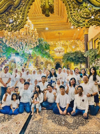 Viral rumah Mak Nonon juragan kayu mantan perias mayat yang bernuansa emas, menyala pol, 9 potretnya