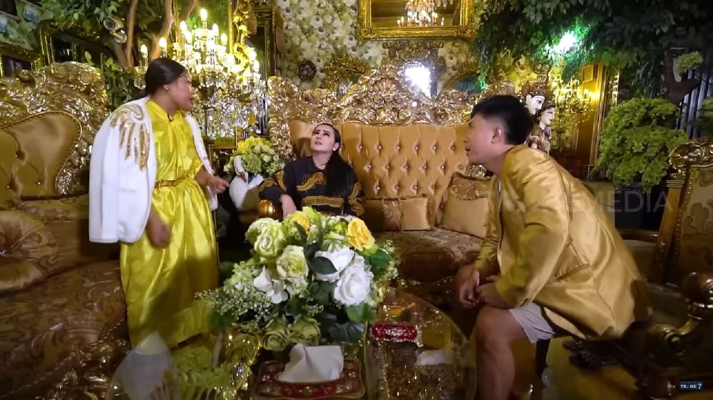 Viral rumah Mak Nonon juragan kayu mantan perias mayat yang bernuansa emas, menyala pol, 9 potretnya