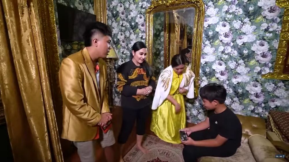 Viral rumah Mak Nonon juragan kayu mantan perias mayat yang bernuansa emas, menyala pol, 9 potretnya