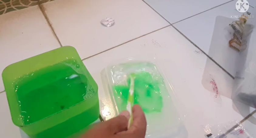 Trik ampuh hilangkan kerak di lantai kamar mandi pakai 2 bahan dapur, sekaligus bikin wangi tahan lama