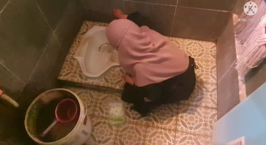 Trik ampuh hilangkan kerak di lantai kamar mandi pakai 2 bahan dapur, sekaligus bikin wangi tahan lama