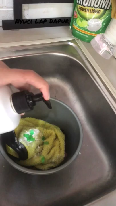 Cara mudah bersihkan lap dapur penuh minyak tanpa perlu kamu capek mengucek