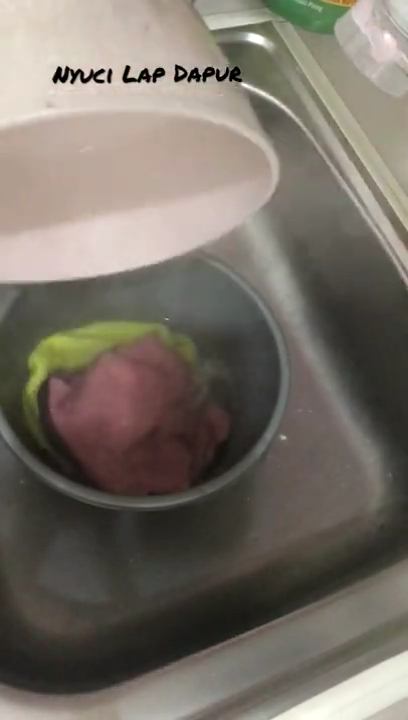 Cara mudah bersihkan lap dapur penuh minyak tanpa perlu kamu capek mengucek