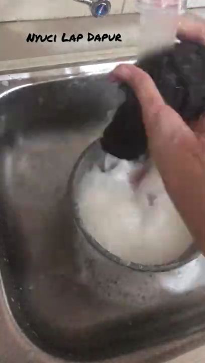 Cara mudah bersihkan lap dapur penuh minyak tanpa perlu kamu capek mengucek