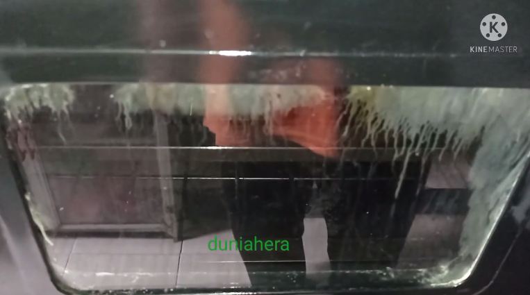 Cara ampuh bersihkan noda minyak di kaca oven andalkan 1 bahan dapur