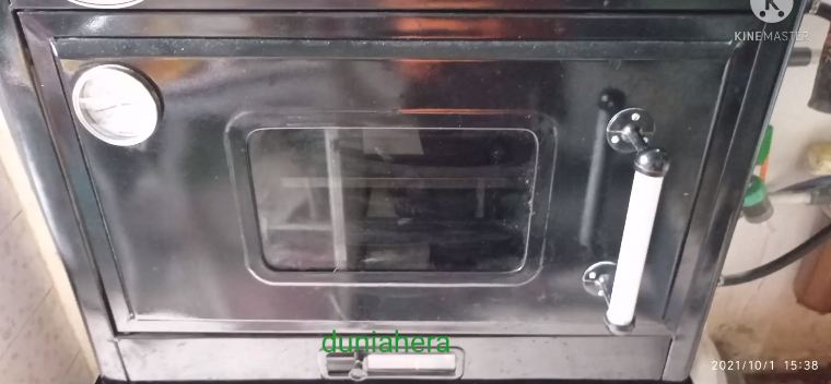 Cara ampuh bersihkan noda minyak di kaca oven andalkan 1 bahan dapur