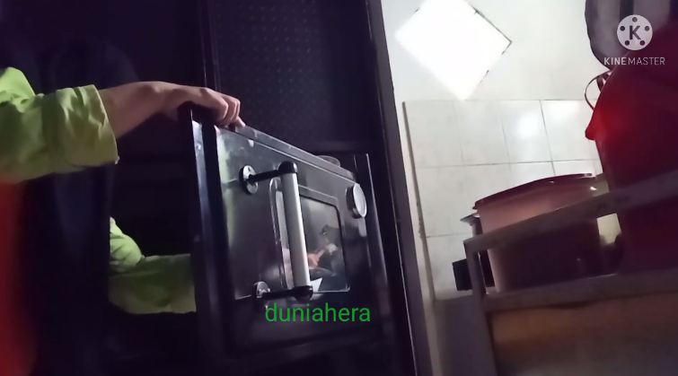 Cara ampuh bersihkan noda minyak di kaca oven andalkan 1 bahan dapur