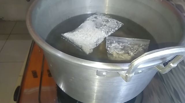 Trik rebus lontong hemat gas, cuma 12 menit matang sempurna